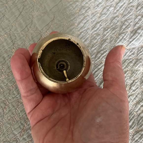 VINTAGE SHINY POLISHED SOLID BRASS APPLE HAND BELL FIGURINE - COOL TEACHER GIFT! - Picture 3 of 11